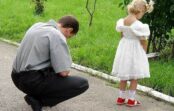 Reiz meita piegāja pie tēva un pajautāja: „Kāpēc visiem bērniem ir Mammas, bet manu Dieviņš paņēmis pie sevis? Kāpēc citus bērnus no bērnudārza sagaida Mātes? Kāpēc visiem ir Mammas?” Reiz meita piegāja pie tēva un pajautāja: „Kāpēc visiem bērniem ir Mammas, bet manu Dieviņš paņēmis pie sevis? Kāpēc citus bērnus no bērnudārza sagaida Mātes? Kāpēc visiem ir Mammas?”