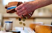 Mans dēls maksā alimentus. Bet bērna māte prasa arvien vairāk naudas. Kā viņu nolikt pie vietas? Mans dēls maksā alimentus. Bet bērna māte prasa arvien vairāk naudas. Kā viņu nolikt pie vietas?