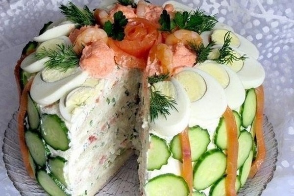 Izsmalcinātā salātu torte “Skandināvu” – neparasts veids kā pasniegt torti