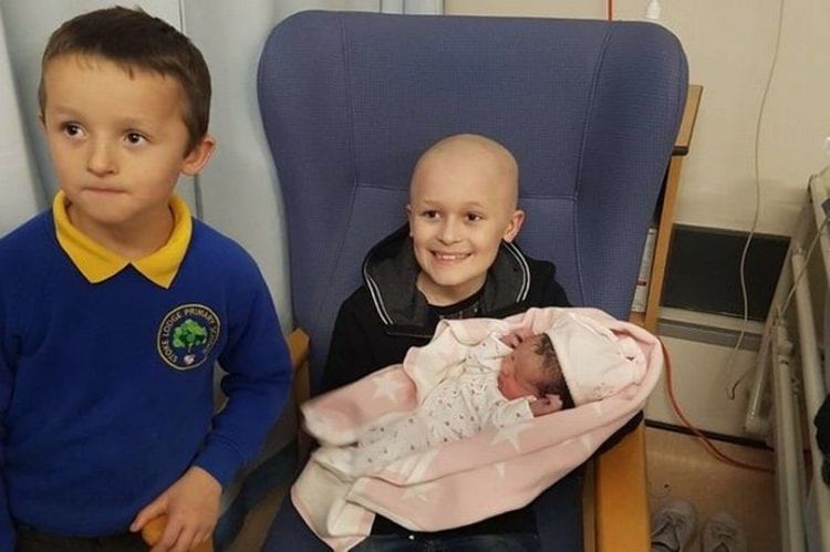 Mirstošais no vēža zēns pēdējiem spēkiem gaidīja viņa jaunākās māsas piedzimšanu