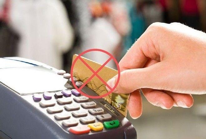 8 aizdomīgas situācijas, kad labāk nemaksāt ar kredītkarti, ja nevēlaties lielu skādi