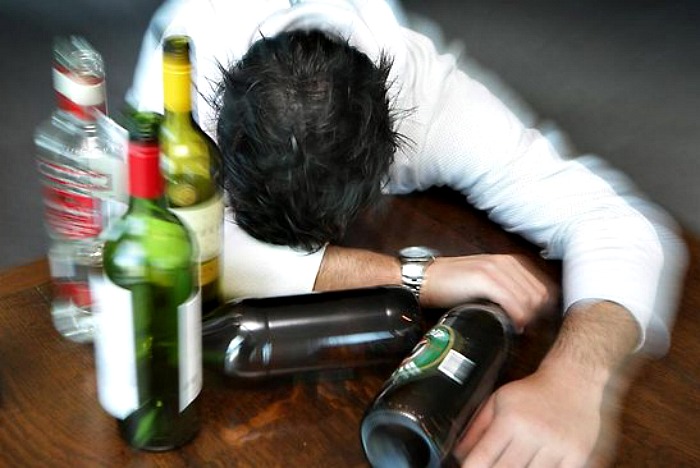 9 pazīmes, ka cilvēks cieš no alkoholisma. Problēma nopietnāka nekā liekas