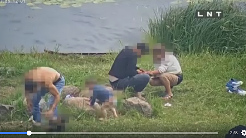 Daugavas krastā trīs narkomāni injicē narkotikas divu mazu bērnu klātbūtnē