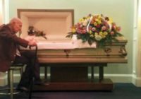 Vīrs 5 stundas turējis savas mirušās sievas roku… Viņi bija nodzīvojuši kopā 59 gadus, un viņas aiziešana kļuva par viņa traģēdiju