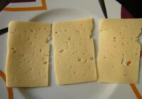Kā nekļūdīgi atšķirt īstu sieru no viltojuma, kas darināts no piena pulvera