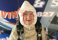 102 gadus veca ome ir izlēkusi ar izpletni un kļuvusi par pasaules vecāko izpletņlēcēju