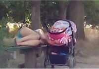 Meitene gulēja uz sola, bet ratiņos raudāja mazulis