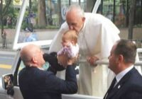 Romas pāvests Francisks noskūpstīja kāda bērna galvu, bet jau 2 mēnešu vēlāk viņa vecāki kļuva par īsta brīnuma lieciniekiem