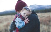 Tētis ietekmē meitas dzīvi vairāk kā mamma. Mammai nav pa spēkiem aizstāt vienīgo un nozīmīgāko vīrieti meitas dzīvē Tētis ietekmē meitas dzīvi vairāk kā mamma. Mammai nav pa spēkiem aizstāt vienīgo un nozīmīgāko vīrieti meitas dzīvē