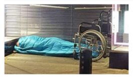 Puisis satika bezpajumtnieku ratiņkrēslā. Viņa rīcība nepalika nepamanīta!