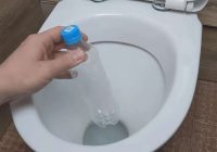 Saimnieču padoms: Ielieciet savā tualetes poda tvertnē plastmasas, mazu pudeli; es tam neticēju līdz pati izmēģināju!