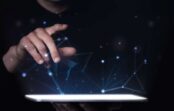 Tramps no jauniem tarifiem atbrīvo viedtālruņus un datorus Tramps no jauniem tarifiem atbrīvo viedtālruņus un datorus