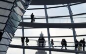 Eirozonas privātais sektors sāk sarukt, jo maijā pasliktinās pakalpojumu aktivitāte Eirozonas privātais sektors sāk sarukt, jo maijā pasliktinās pakalpojumu aktivitāte
