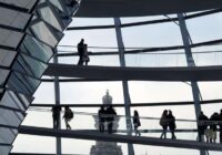 Eirozonas privātais sektors sāk sarukt, jo maijā pasliktinās pakalpojumu aktivitāte