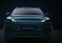 BYD akcijas krītas pēc dziļiem cenu samazinājumiem, bet uzņēmuma elektrisko automobiļu pārdošanas apjomi Eiropā arvien pārspēj Tesla